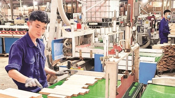 Công nhân Doanh nghiệp tư nhân Đăng Khoa (xã Trấn Yên, tỉnh Lào Cai) hoàn thiện sản phẩm. (Ảnh QUANG THIỀU)