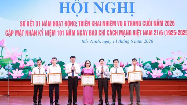 Lãnh đạo Báo và Phát thanh, Truyền hình Bắc Ninh trao Bằng khen của Chủ tịch tỉnh Bắc Ninh cho các cá nhân có thành tích xuất sắc trong công tác.