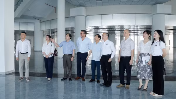 Đoàn công tác của Công ty ABE khảo sát tại Trung tâm Văn hóa Bắc Ninh.