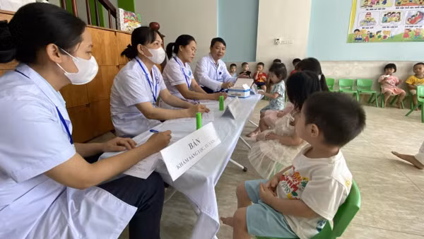 Trạm Y tế phường Tiền Phong khám sức khỏe định kỳ cho trẻ em mầm non.
