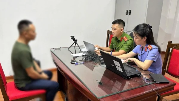 Cơ quan công an lấy lời khai các đối tượng lừa đảo trong vụ tiền ảo Heliwin. Nguồn: Lực lượng công an