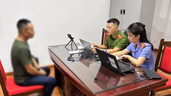 Cơ quan công an lấy lời khai các đối tượng lừa đảo trong vụ tiền ảo Heliwin. Nguồn: Lực lượng công an