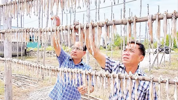 Chủ một cơ sở sản xuất kiểm tra chất lượng sản phẩm.