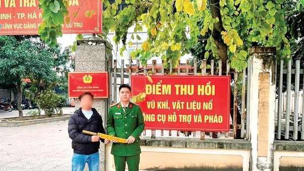 Một người dân tự nguyện giao nộp vũ khí thô sơ cho Công an xã Liên Minh.