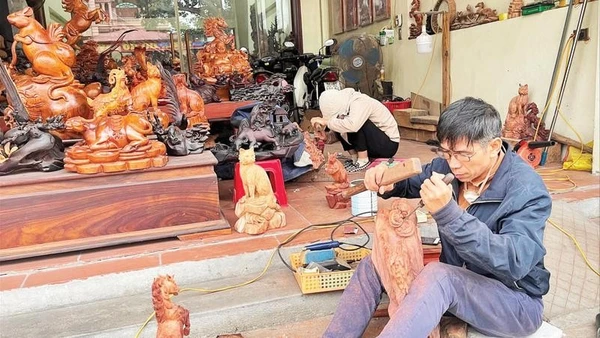 Ông Nguyễn Văn Cừ chạm khắc sản phẩm ngựa gỗ mỹ nghệ.