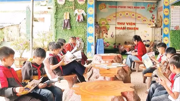 Các em học sinh Trường phổ thông dân tộc bán trú trung học cơ sở Minh Sơn, xã Minh Sơn được tiếp cận nhiều loại sách thông qua mô hình thư viện thân thiện.