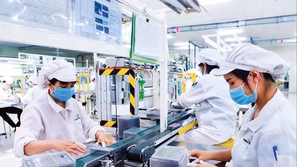 Công nhân Khu công nghiệp Bình Xuyên làm việc trong môi trường xanh, thân thiện môi trường.