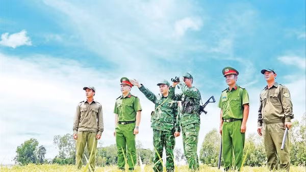 Lực lượng công an, biên phòng và an ninh cơ sở phối hợp tuần tra tuyến biên giới. (Ảnh THANH MỸ)