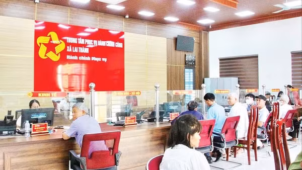 Người dân thực hiện thủ tục hành chính tại Trung tâm Phục vụ hành chính công xã Lai Thành.