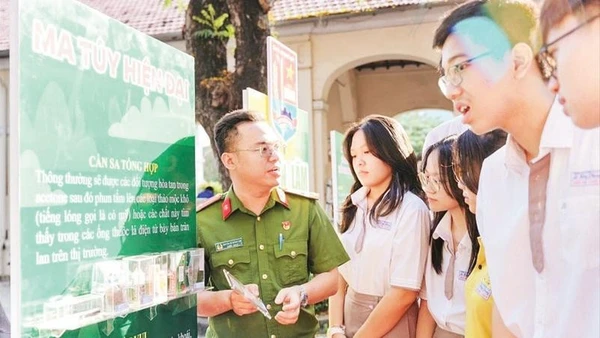 Công an Thành phố Hồ Chí Minh tuyên truyền tác hại của ma túy đến các học sinh.