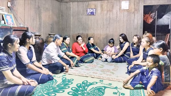 Các nghệ nhân Cơ Ho ở xã Bảo Thuận, tỉnh Lâm Đồng trao truyền các làn điệu dân ca cho lớp trẻ.