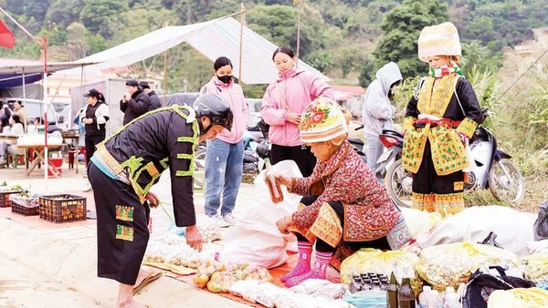 Đồng bào dân tộc mua bán nông sản tại chợ phiên Ba Sơn.