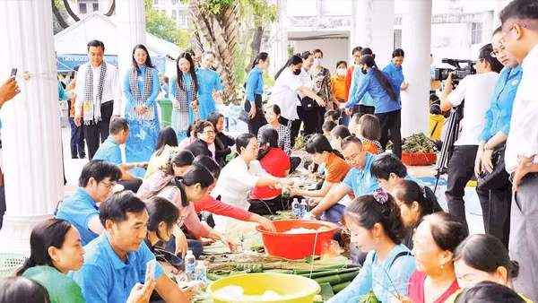 Một hoạt động tại Chợ Tết Công đoàn do Liên đoàn Lao động thành phố Cần Thơ tổ chức.