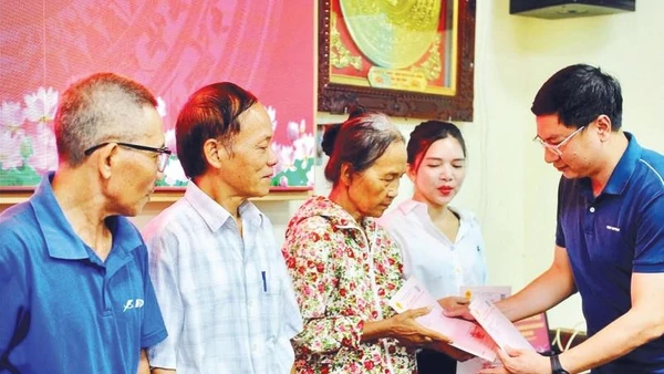 Đại diện chính quyền xã Triệu Việt Vương, tỉnh Hưng Yên trao giấy chứng nhận quyền sử dụng đất cho người dân.