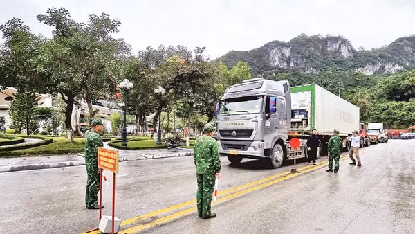 Lực lượng chức năng kiểm tra phương tiện qua cửa khẩu quốc tế Hữu Nghị.