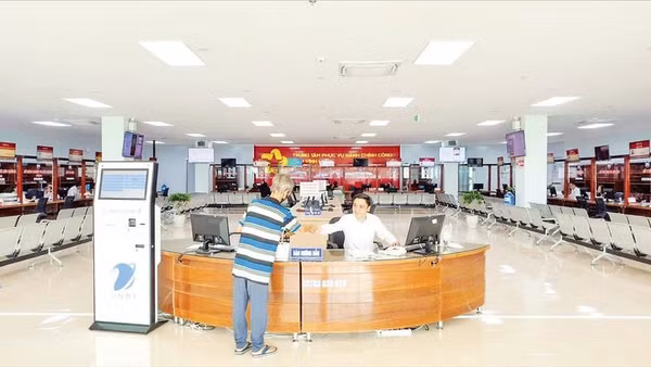 Cán bộ Trung tâm Phục vụ hành chính công hướng dẫn người dân thực hiện thủ tục hành chính.
