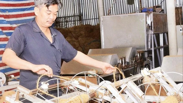 Nhờ nguồn vốn vay từ Ngân hàng Chính sách xã hội, ông Nguyễn Văn Út đã đầu tư máy móc, mở rộng sản xuất, góp phần phát triển kinh tế gia đình.