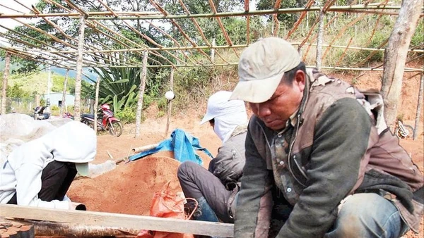 Người dân ươm cây giống tại vườn “Ươm mầm tương lai-Phát triển cây trồng bền vững Tu Mơ Rông”.