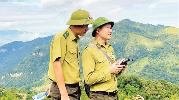 Cán bộ Hạt Kiểm lâm số 3 sử dụng thiết bị bay không người lái theo dõi diễn biến rừng.