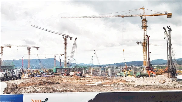 Không khí khẩn trương tại công trường mở rộng sân bay Phú Quốc nhằm tăng năng lực đón khách quốc tế.