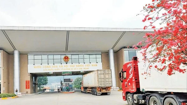 Hàng hóa xuất, nhập khẩu qua Cửa khẩu quốc tế đường bộ số II Kim Thành diễn ra sôi động. (Ảnh VIẾT VINH)