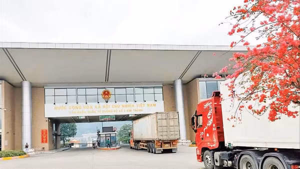 Hàng hóa xuất, nhập khẩu qua Cửa khẩu quốc tế đường bộ số II Kim Thành diễn ra sôi động. (Ảnh VIẾT VINH)