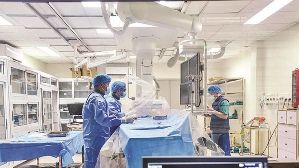 Bệnh viện đa khoa Hà Giang chú trọng công tác đào tạo và đầu tư thiết bị y tế hiện đại nhằm nâng cao chất lượng khám, chữa bệnh cho nhân dân.