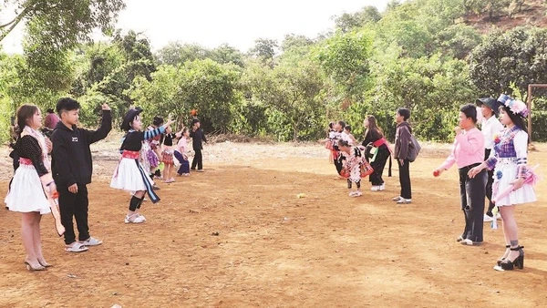 Trai gái người H'Mông ở Lâm Đồng ném pao trong ngày hội mùa xuân.