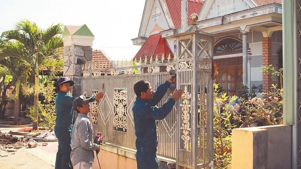 Người dân xã Ia Hiao tự nguyện tháo dỡ cổng, hàng rào hiến đất mở đường.