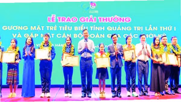 Các đồng chí lãnh đạo tỉnh Quảng Trị trao giải thưởng “Gương mặt trẻ tiêu biểu tỉnh Quảng Trị lần thứ I” tặng các cá nhân. (Ảnh HG)