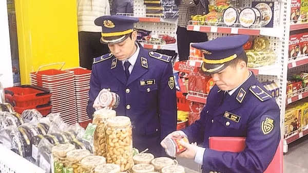 Cán bộ Đội Quản lý thị trường số 1 tỉnh Cao Bằng kiểm tra chất lượng hàng hóa trên thị trường. (Ảnh VŨ TIỆP)