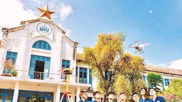 Giảng viên Trường đại học Nha Trang hướng dẫn sinh viên sử dụng máy bay không người lái kết hợp với trí tuệ nhân tạo để phát hiện hư hỏng trên bề mặt công trình.