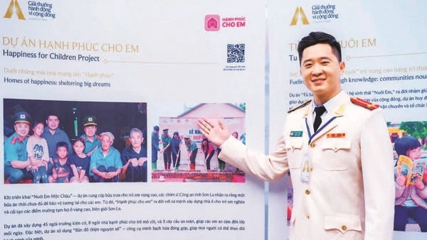 Với gương mặt ưa nhìn và giọng nói truyền cảm, Thượng úy Lê Cao Thiên đã để lại ấn tượng mạnh với khán giả.