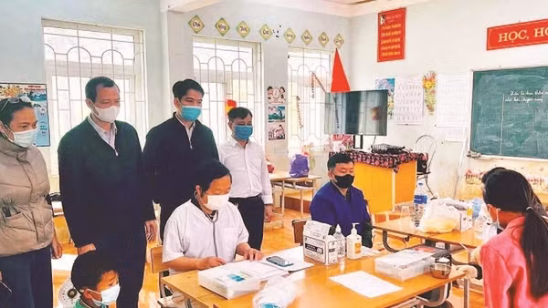 Cán bộ y tế tỉnh Phú Thọ, xã Pà Cò tham gia dập dịch sởi - rubella tại trường học.