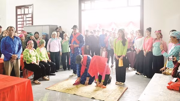 Cô dâu, chú rể quỳ lạy trước bàn thờ tổ tiên, thể hiện lòng thành kính.