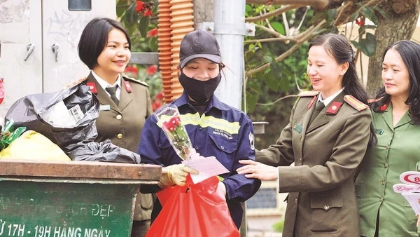Công nhân môi trường bất ngờ khi nhận quà dịp 8/3 từ cán bộ Công an tỉnh Lâm Đồng.