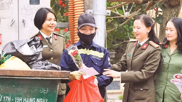 Công nhân môi trường bất ngờ khi nhận quà dịp 8/3 từ cán bộ Công an tỉnh Lâm Đồng.