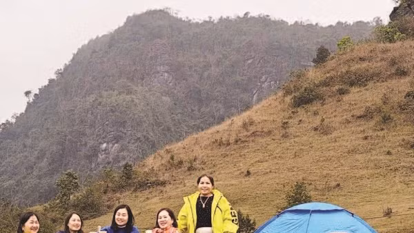 Du khách tham quan, trải nghiệm tại đồi cỏ Phan Thanh.