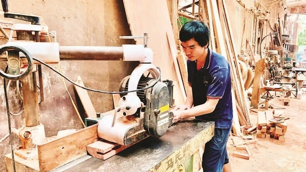 Cơ sở sản xuất đầu tư thiết bị, máy móc vào sản xuất để nâng cao năng suất, chất lượng sản phẩm đồ mộc.