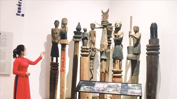 Tượng nhà mồ trưng bày tại Bảo tàng Đắk Lắk.