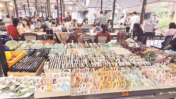 Một góc chợ đá quý Lục Yên.