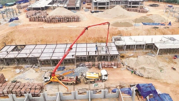 Trường phổ thông nội trú tiểu học và trung học cơ sở A Mú Sung đang được khẩn trương thi công.