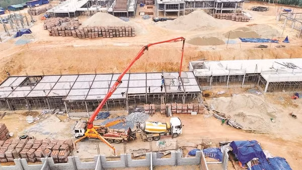 Trường phổ thông nội trú tiểu học và trung học cơ sở A Mú Sung đang được khẩn trương thi công.