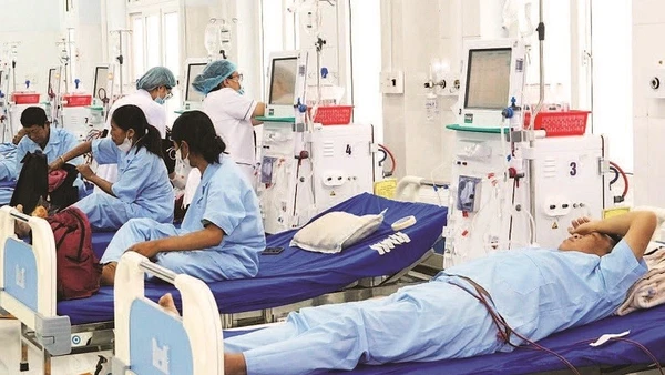 Bệnh nhân suy thận khu vực biên giới tỉnh Lâm Đồng chạy thận nhân tạo tại cơ sở y tế địa phương.