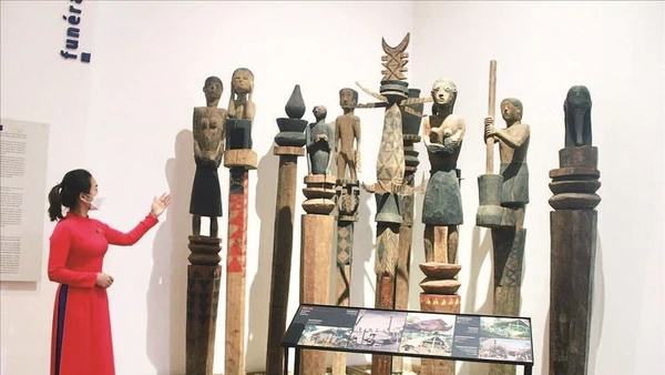 Tượng nhà mồ trưng bày tại Bảo tàng Đắk Lắk.