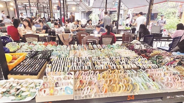 Một góc chợ đá quý Lục Yên.