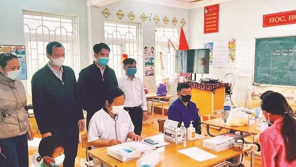 Cán bộ y tế tỉnh Phú Thọ, xã Pà Cò tham gia dập dịch sởi - rubella tại trường học.