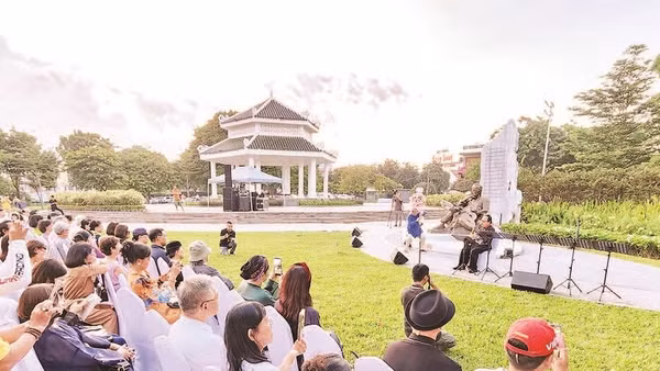 Nghệ sĩ Trần Mạnh Tuấn biểu diễn trong Công viên Trịnh Công Sơn ở Huế.