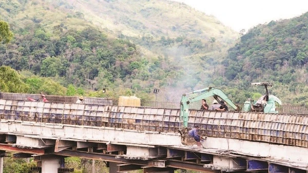 Hoàn thiện công trình cầu cạn tại dự án cải tạo, nâng cấp Quốc lộ 28B.