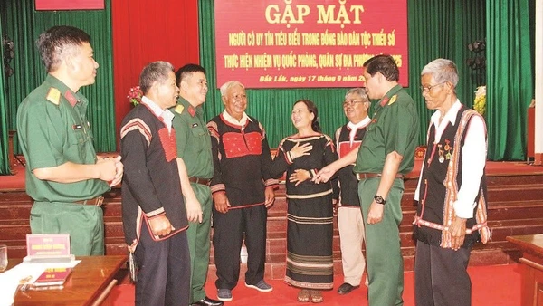 Lãnh đạo Bộ Chỉ huy quân sự tỉnh Đắk Lắk trao đổi với những người có uy tín trong đồng bào dân tộc thiểu số thực hiện nhiệm vụ quốc phòng, quân sự địa phương năm 2025.